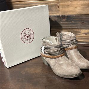 NIB Nee SO Tan Beige Belted Zippered Ankle Boots Size 8.5